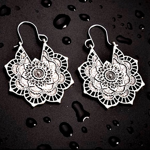 BIG Boho dangle earring Antique silver floral center Pretty Summery NWOT - Picture 2 of 4